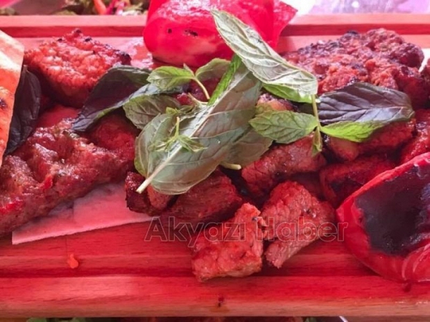 Kebapçı Niyazi Usta sizi Antep sofrasına davet ediyor