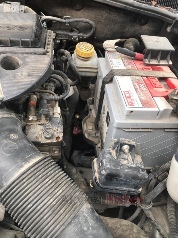 Kedi Aracın Motoruna Sıkıştı