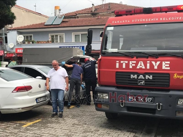 Kedi Aracın Motoruna Sıkıştı