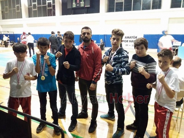 KickBoks 'ta Akyazılı Gençlerin Karşında Rakip Dayanmadı 