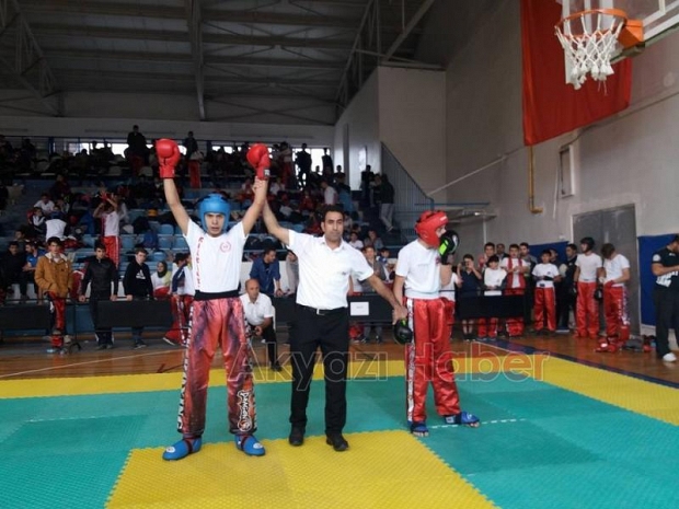 KickBoks 'ta Akyazılı Gençlerin Karşında Rakip Dayanmadı 