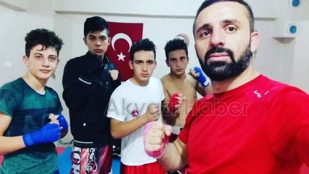 KickBoks 'ta Akyazılı Gençlerin Karşında Rakip Dayanmadı 