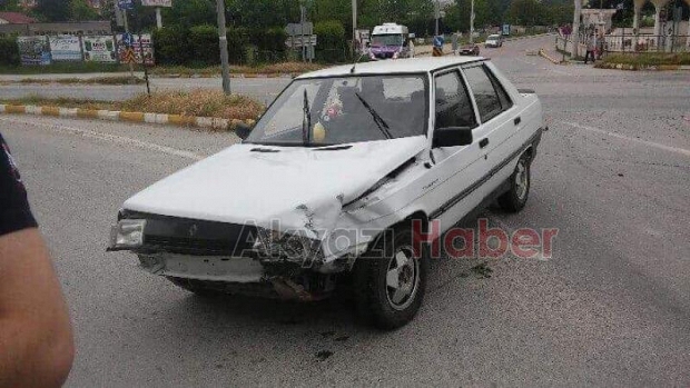 Kırmızı Işıkta Geçti Kaza Yaptı