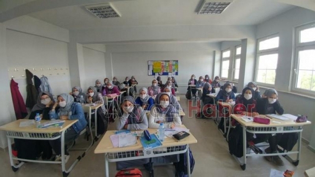 Kız İmam Hatip Öğrencilerinden Anlamlı Destek