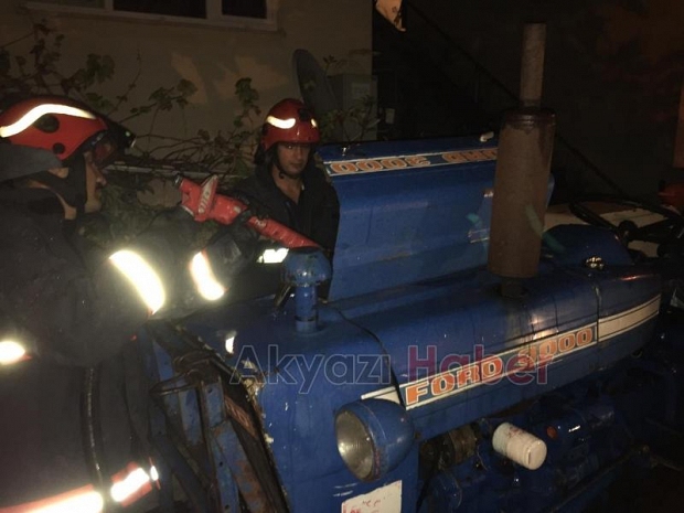 Kontağı açık bırakılan traktörde yangın çıktı