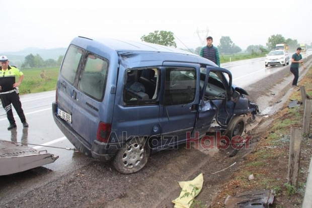 Kontrolden Çıkan Hafif Ticari Araç Bariyerlere Girdi