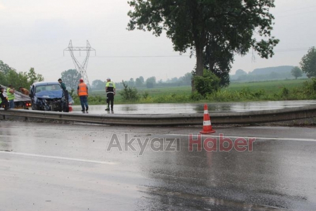 Kontrolden Çıkan Hafif Ticari Araç Bariyerlere Girdi