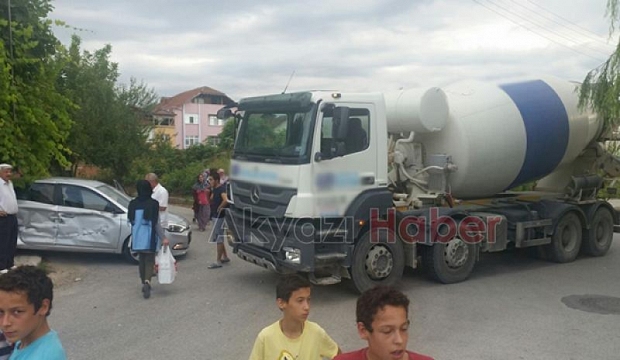 Kontrolsüz çıkış yapan otomobile Beton Mikseri Çarptı