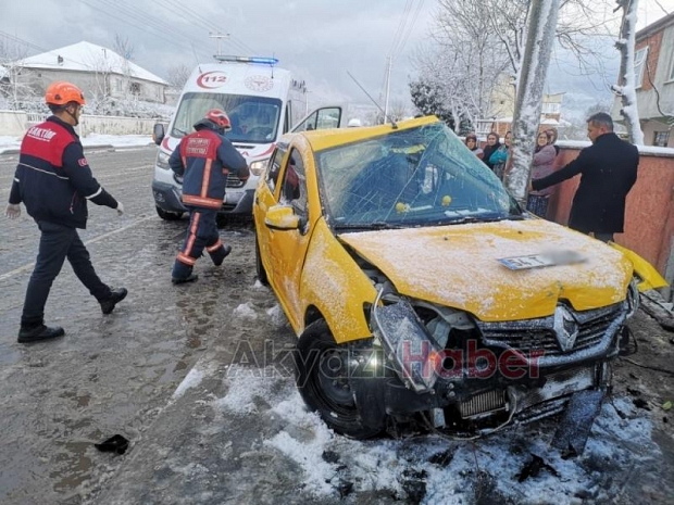 Kontrolü kaybeden ticari taksi direğe çarptı