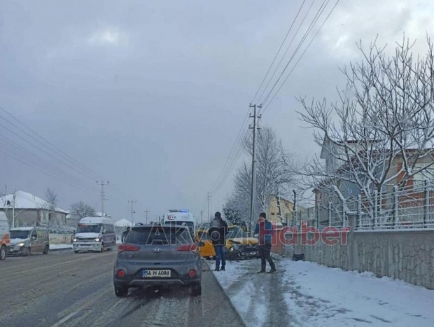 Kontrolü kaybeden ticari taksi direğe çarptı