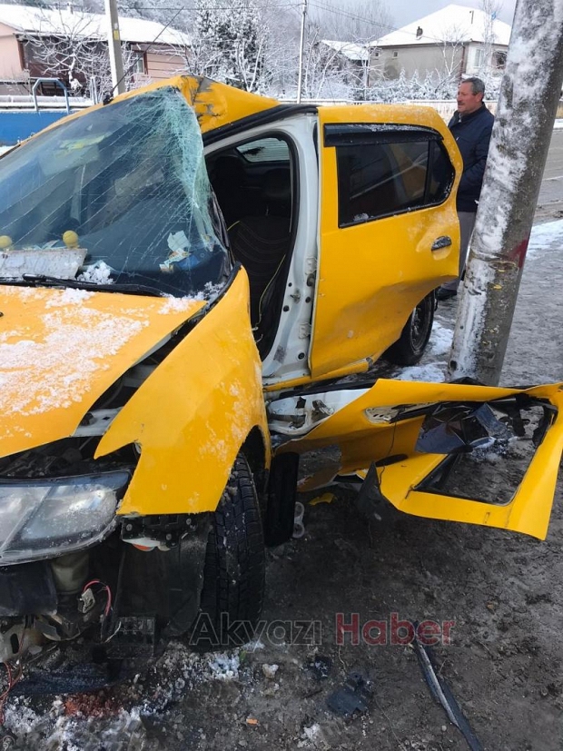 Kontrolü kaybeden ticari taksi direğe çarptı