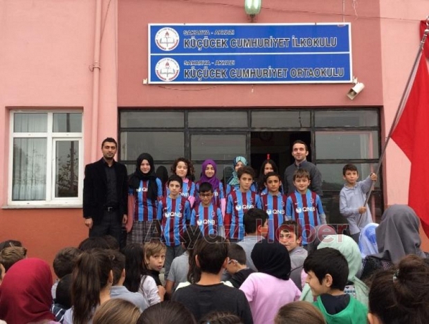 KÜÇÜCEK CUMHURİYET BORDO MAVİYE BÜRÜNDÜ