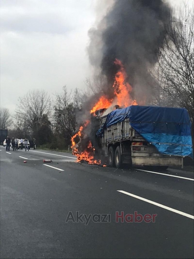 Kumaş Yüklü Kamyon Alev Alev Yandı