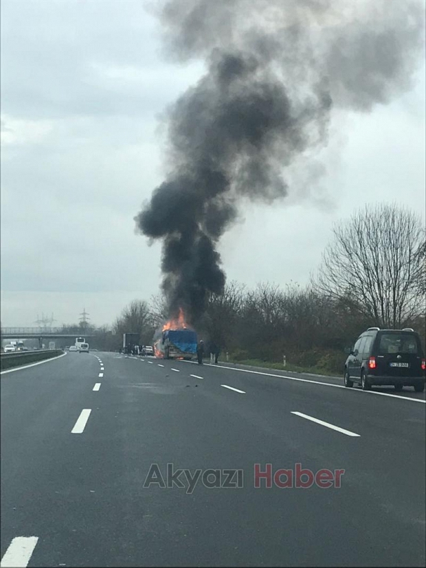 Kumaş Yüklü Kamyon Alev Alev Yandı