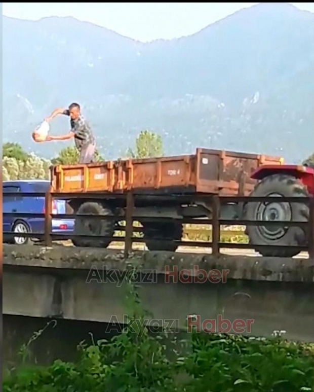 Kurban atıklarını traktörle getirip Dereye attı