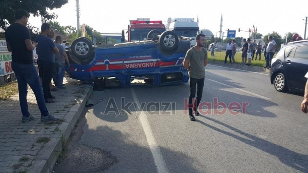 Jandarma aracı takla attı 3 yaralı
