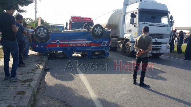 Jandarma aracı takla attı 3 yaralı