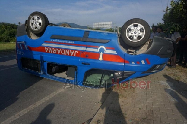Jandarma aracı takla attı 3 yaralı
