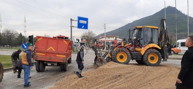 Kuzulukta Kum Yüklü Römrok Yan Yattı