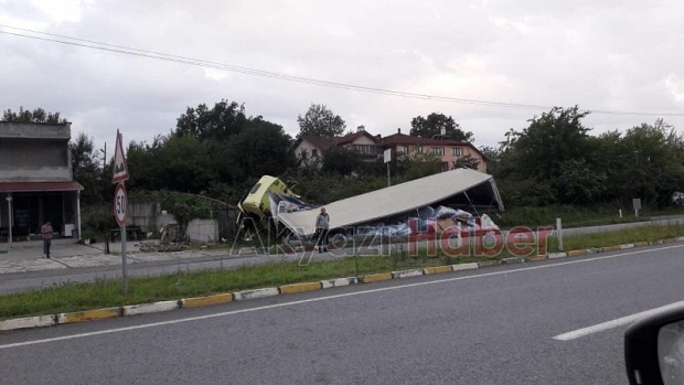 Kuzulukta tır devrildi