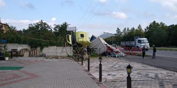 Kuzulukta tır devrildi