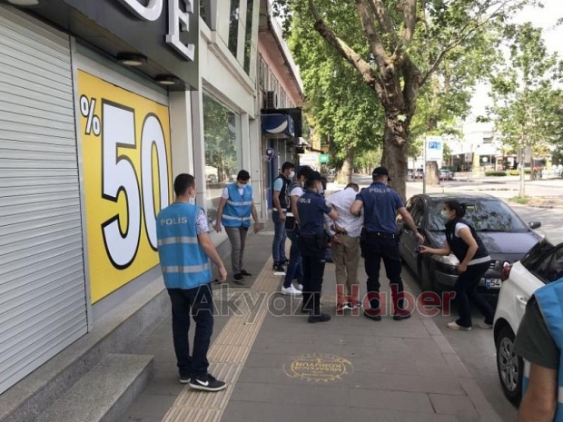Maskesiz sokağa çıkıp polise mukavemette bulundular