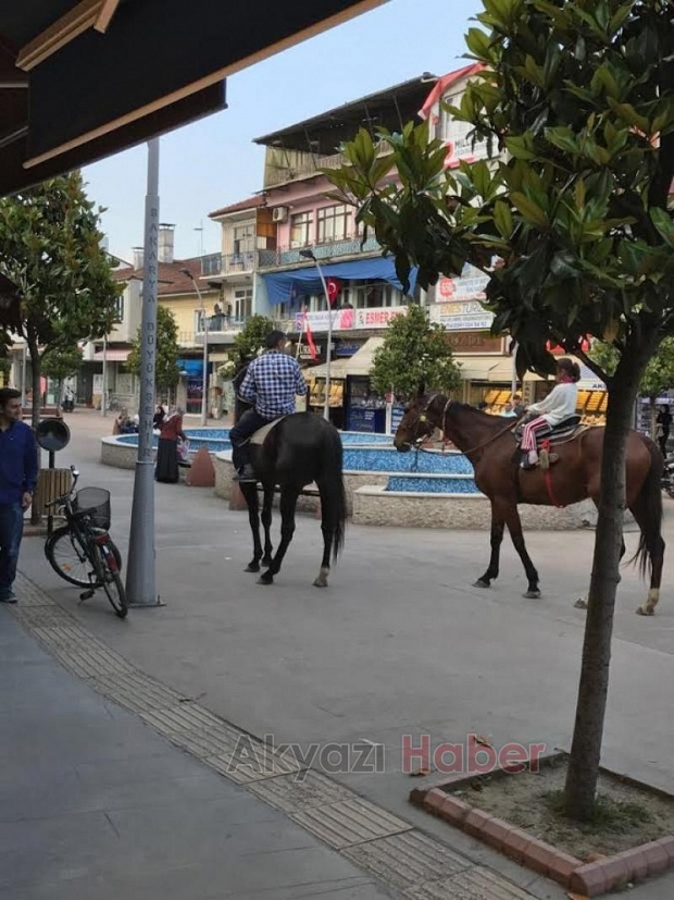 Meraklı Bakışlarla Çarşı İçinden Geçtiler