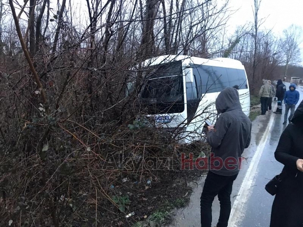 Midibüs Kayıp Ağaça Çarptı