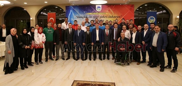 Milli sporcular yemekte bir araya geldiler