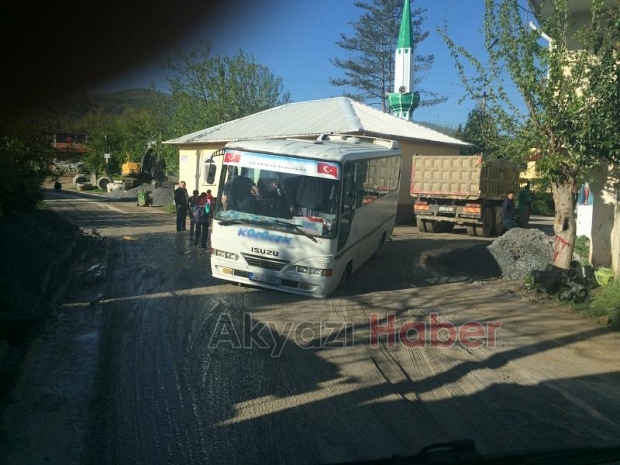 Minibüs Çöken Yolda Battı