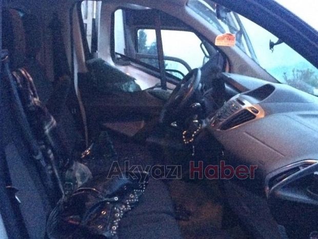 Minibüs ile Kamyon Çarpıştı
