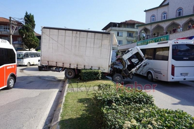 Minibüs ile Kamyon Çarpıştı