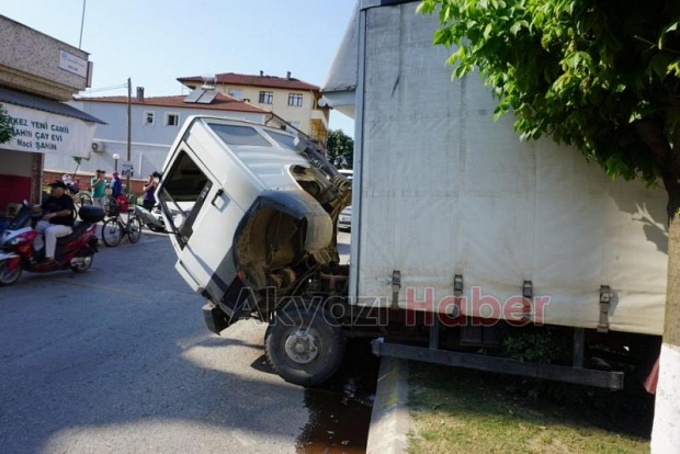 Minibüs ile Kamyon Çarpıştı