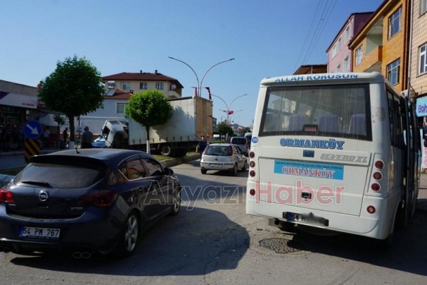 Minibüs ile Kamyon Çarpıştı