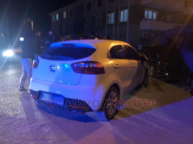 Minibüs ile Otomobil Çarpıştı
