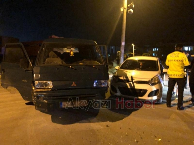 Minibüs ile Otomobil Çarpıştı