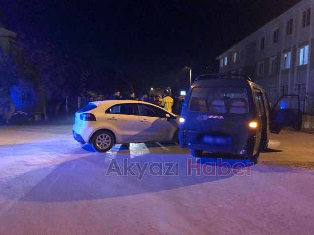 Minibüs ile Otomobil Çarpıştı