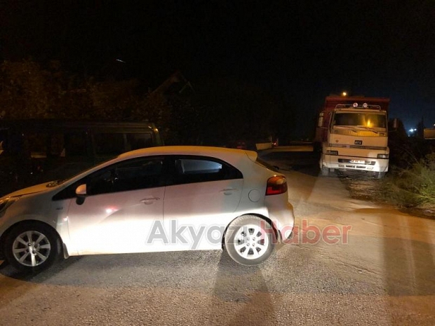 Minibüs ile Otomobil Çarpıştı
