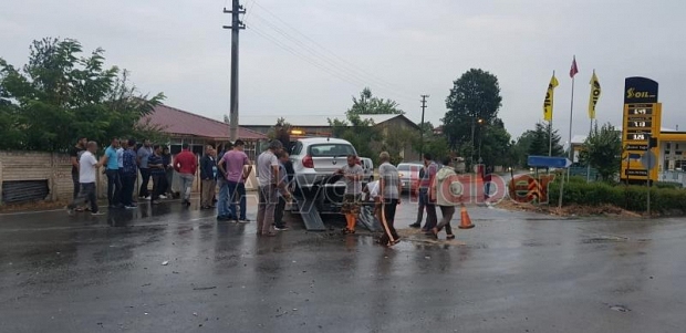 Minibüs ile Otomobil Kafa Kafaya çarpıştı