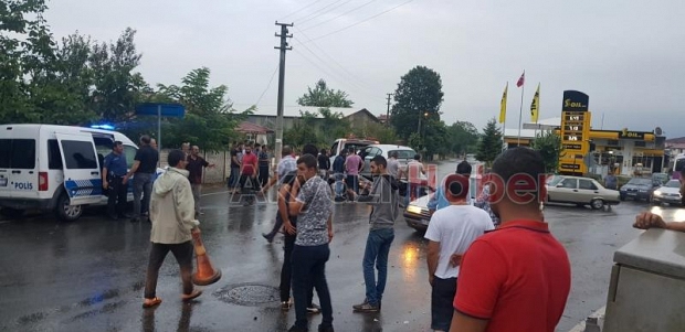 Minibüs ile Otomobil Kafa Kafaya çarpıştı