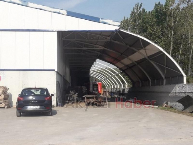 Mobilya deposunda yangın