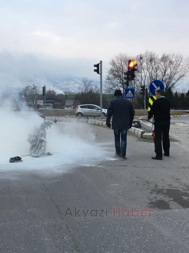 Motosiklet Alev Alev Yandı
