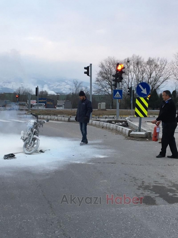Motosiklet Alev Alev Yandı