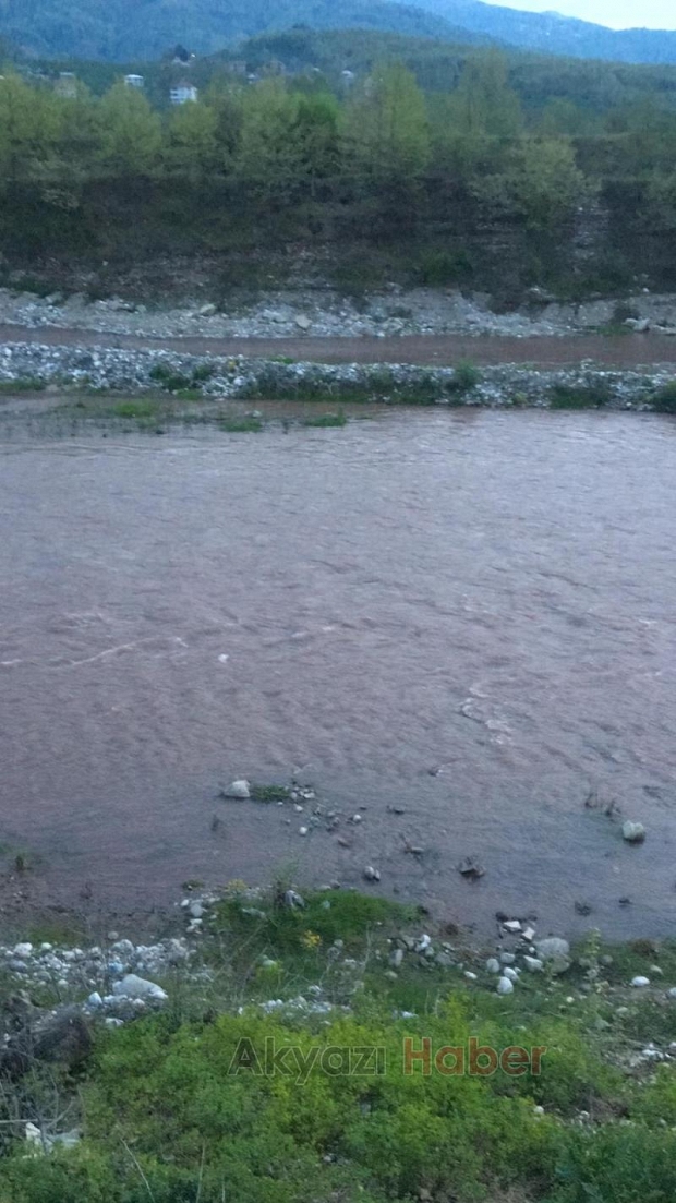 Mudurnu Deresi kırmızıya döndü