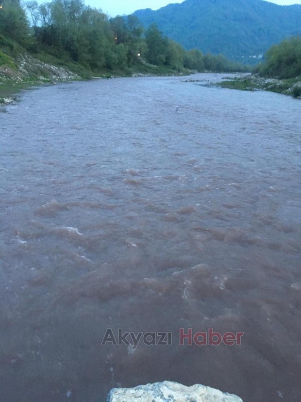 Mudurnu Deresi kırmızıya döndü