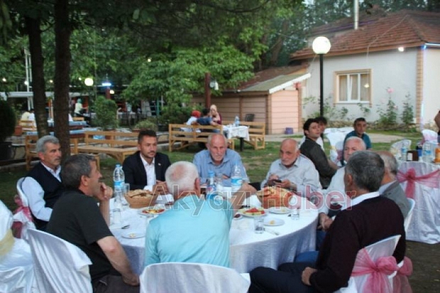  Muhtarlar İftar Yemeğinde Akyazı Protokolünü Ağırladı