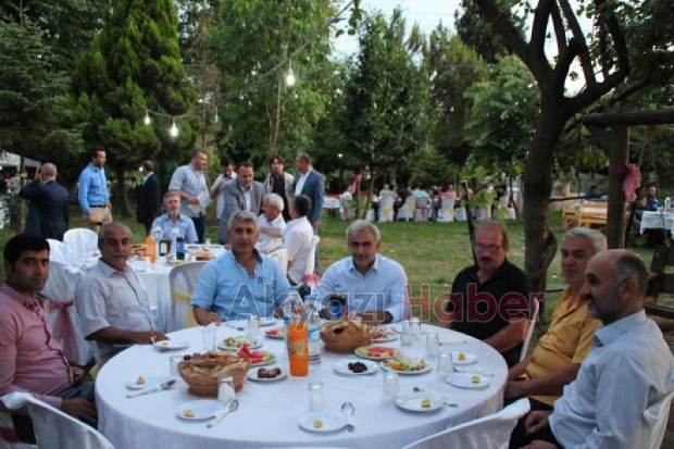  Muhtarlar İftar Yemeğinde Akyazı Protokolünü Ağırladı