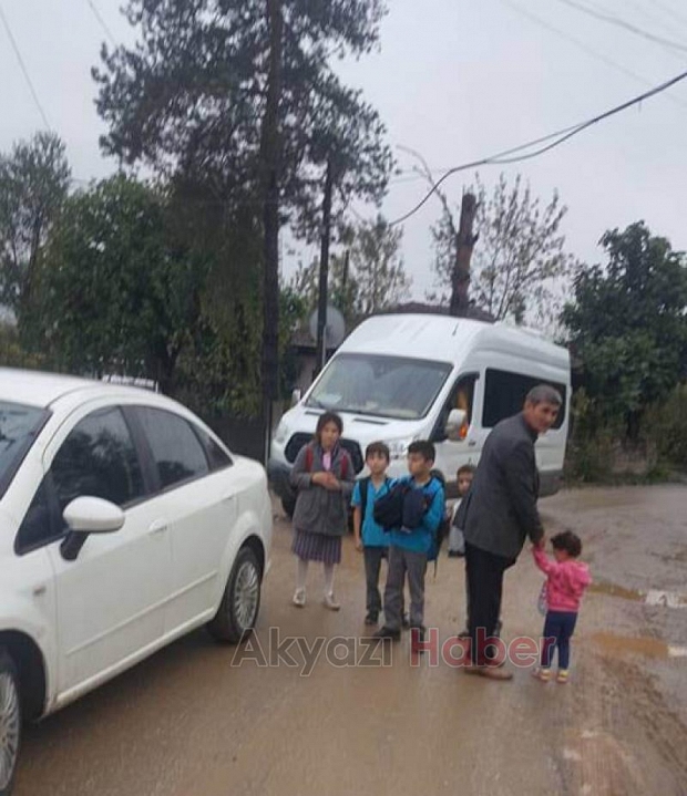 Öğrenci Servisi Yolda Battı