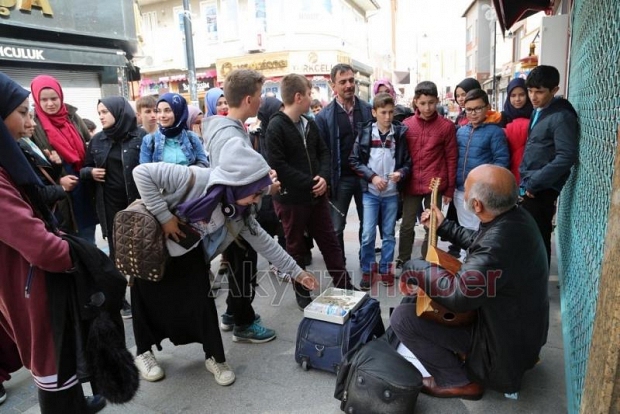 Öğrenciler Atalarını Ziyaret Etti