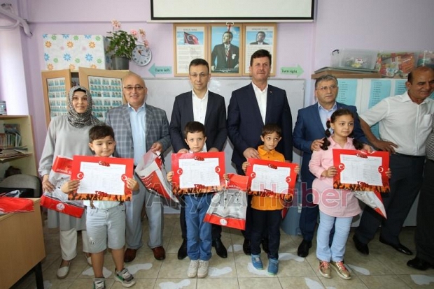 Öğrenciler karnelerini protokolün elinden aldı